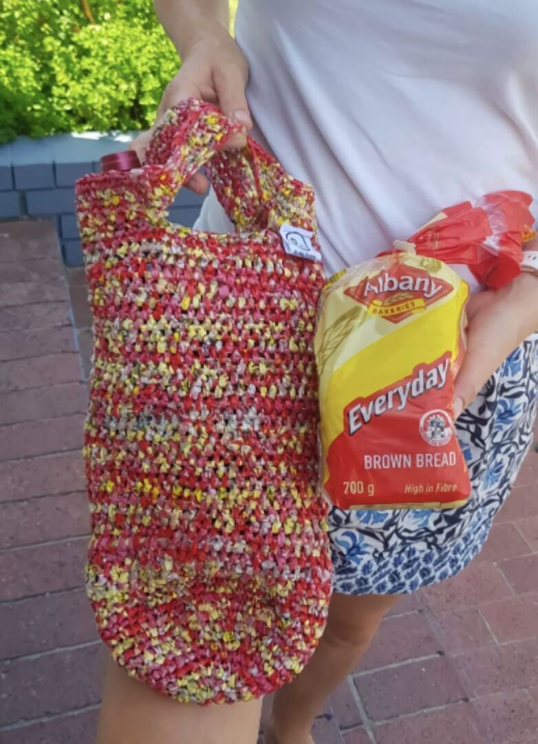 Бабушка вяжет крючком из полиэтиленовых пакетов, чтобы помочь внучке оплатить учёбу