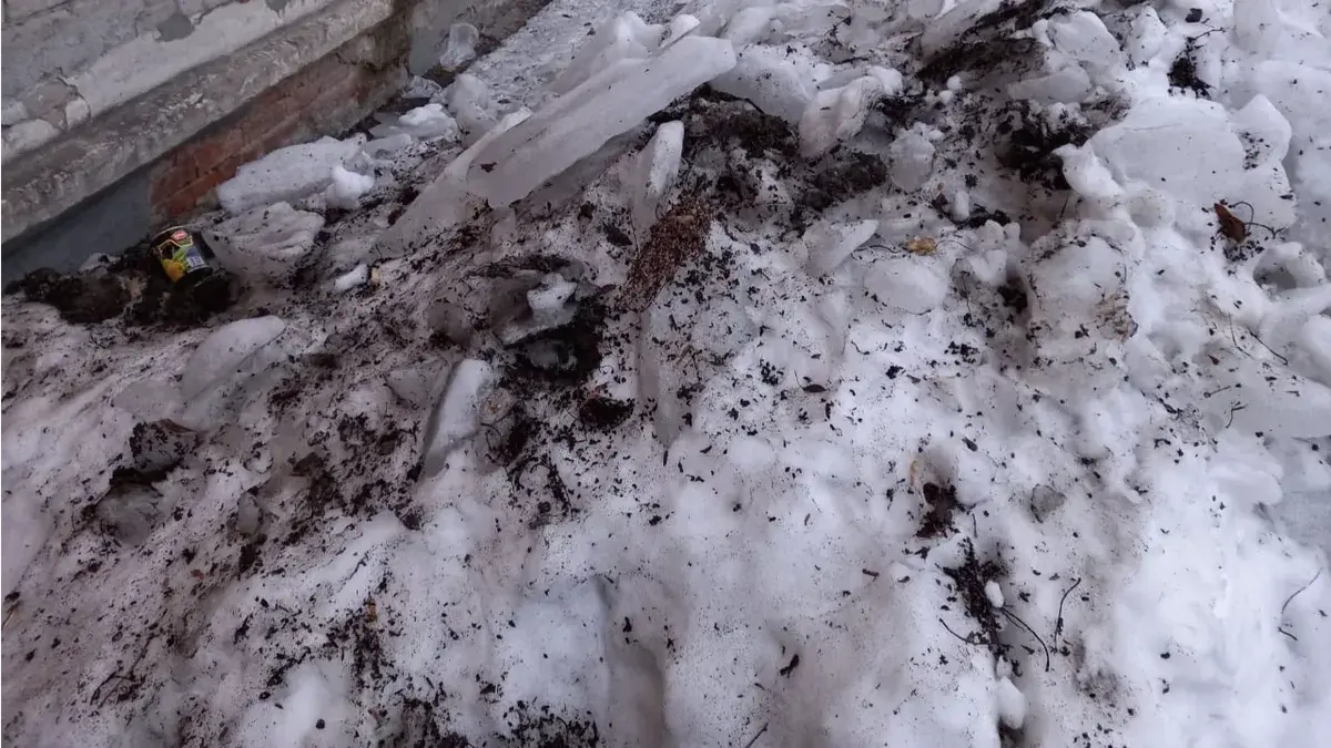 В Новосибирске с крыши упала глыба льда на 41-летнюю женщину