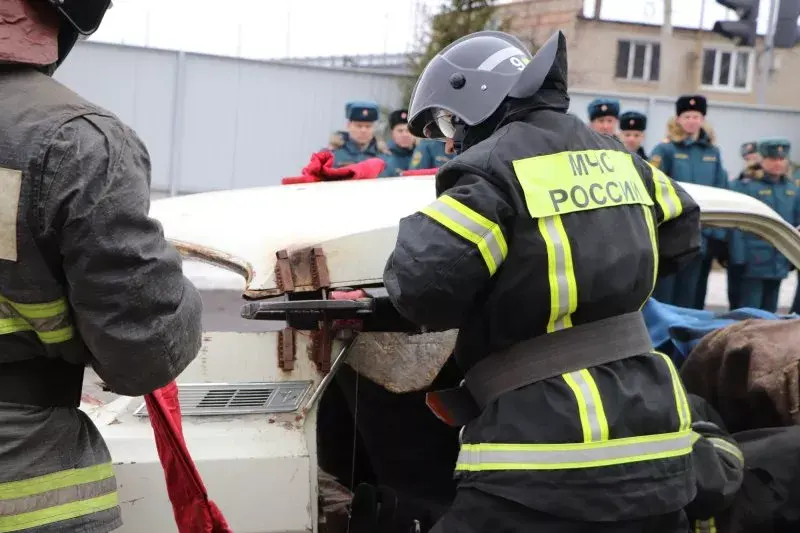 Тамбовские спасатели соревновались в скорости ликвидации последствий ДТП.