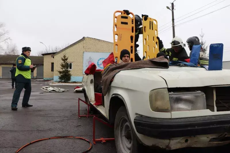 Тамбовские спасатели соревновались в скорости ликвидации последствий ДТП.