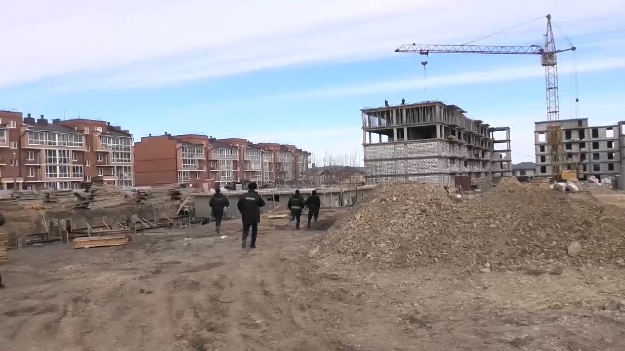 На стройках Иркутской области работают нелегально мигранты.