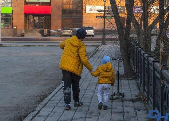 Ребенок в сопровождении взрослого. Мальчика без родителей зимой на улице несовершеннолетних фото
