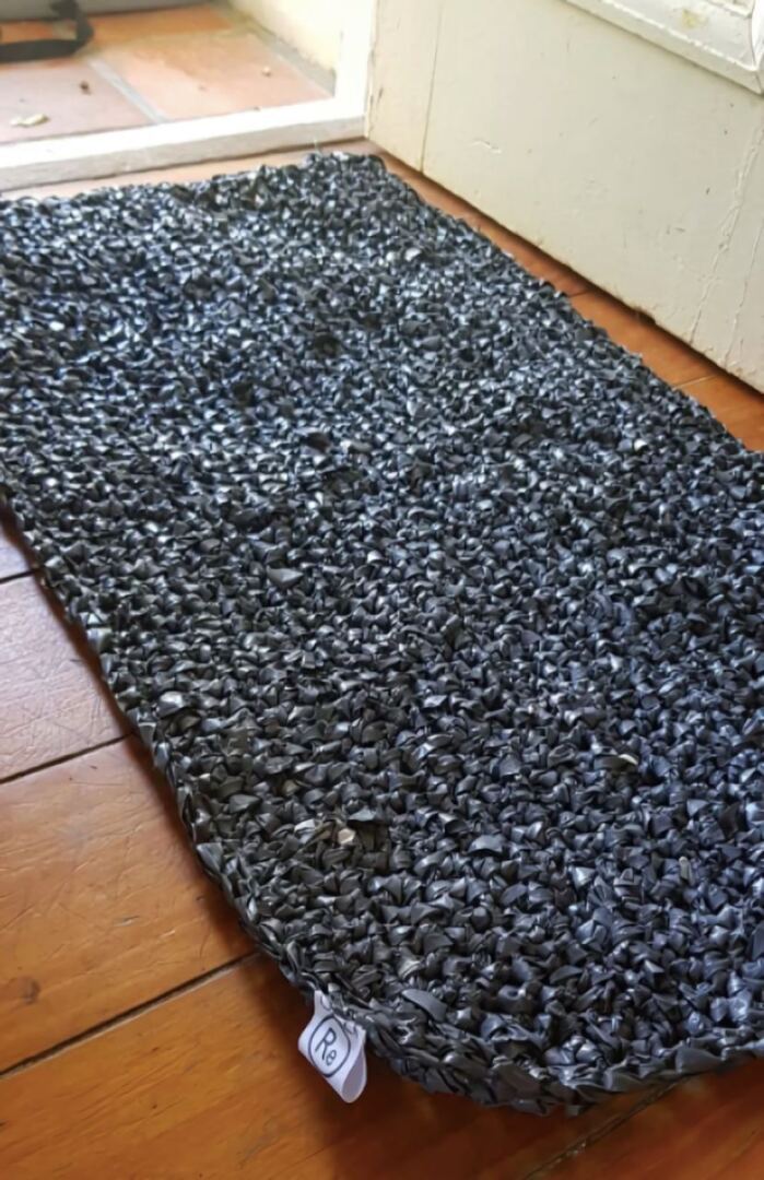 Бабушка вяжет крючком из полиэтиленовых пакетов, чтобы помочь внучке оплатить учёбу