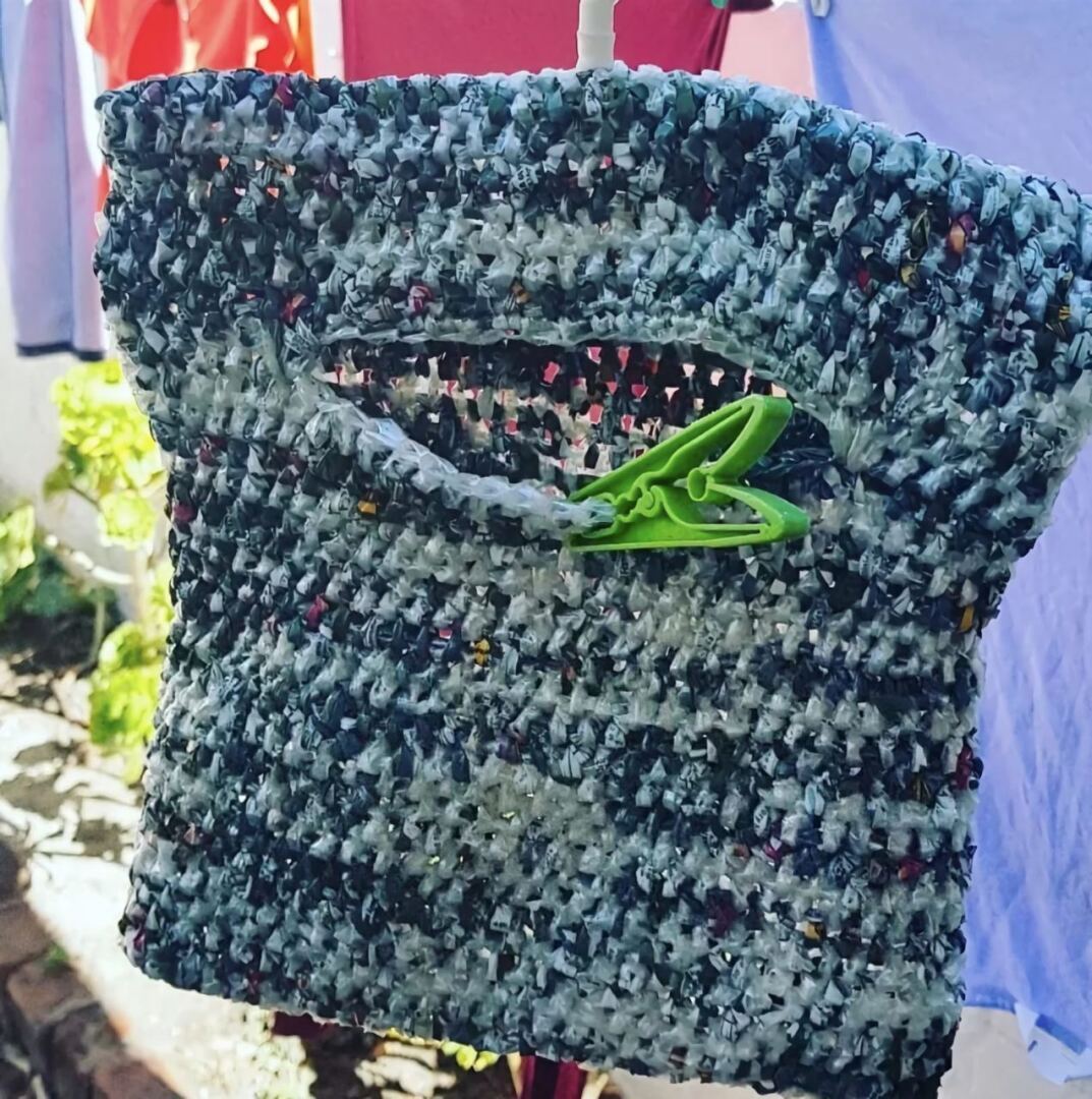 Бабушка вяжет крючком из полиэтиленовых пакетов, чтобы помочь внучке оплатить учёбу