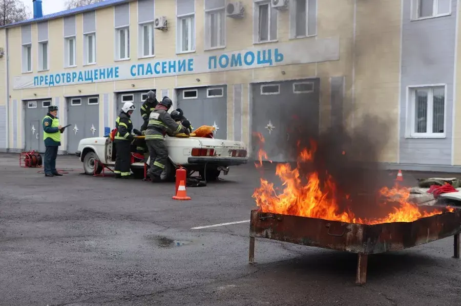 Тамбовские спасатели соревновались в скорости ликвидации последствий ДТП.