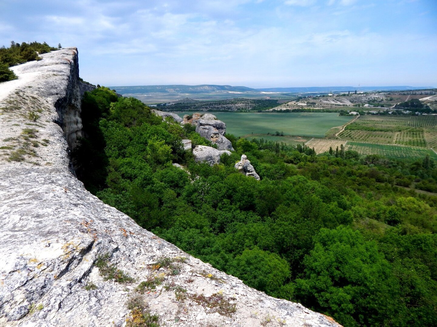 Село танковое фотисаль. Бахчисарай село танковое. Танковое Крым. Село танковое Крым. Горы Крыма танковое.