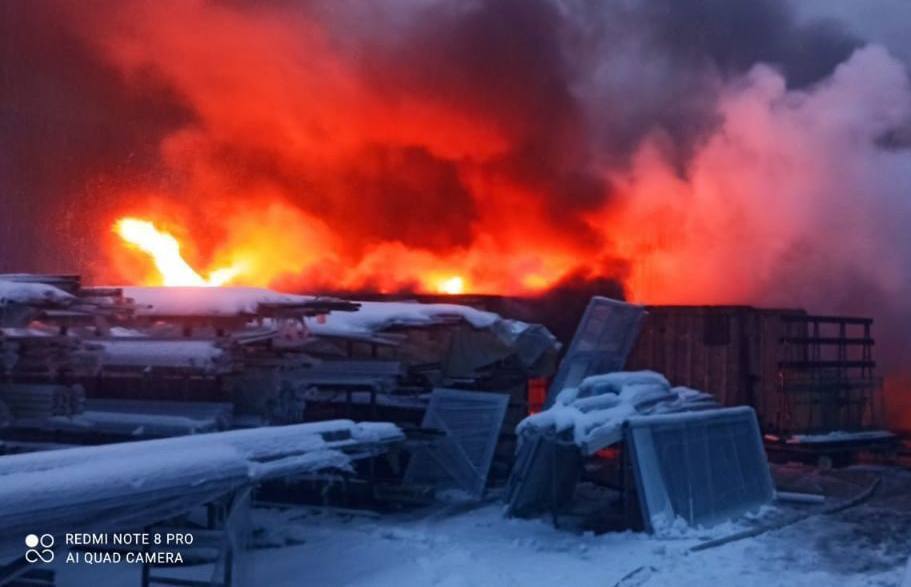 Склад пластиковых окон полыхает в Подольске.