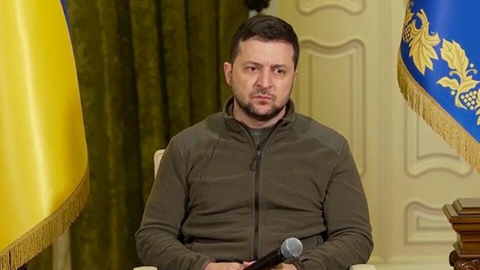 Зеленский, как щенок загнанный в угол. Никто ему вооружение не стремится поставлять,а Россия наступает..) 