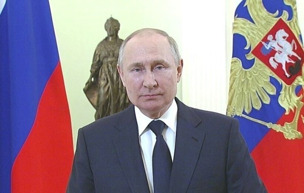 Появились подробности новых путинских выплат на детей от 8 до 16 лет.