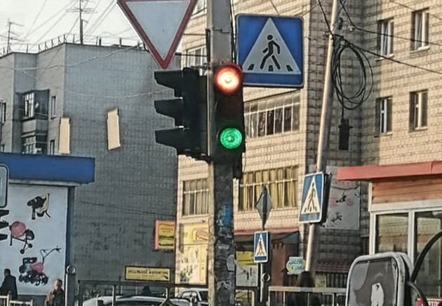 Как поступить водителю, когда на светофоре одновременно горят зелёный и красный сигналы? Мнение авто инструктора