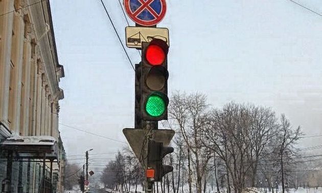 Как поступить водителю, когда на светофоре одновременно горят зелёный и красный сигналы? Мнение авто инструктора