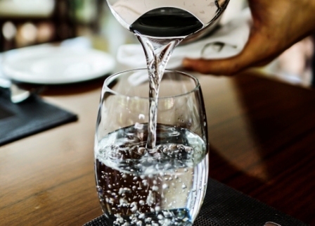 Вам действительно нужно столько пить в день? Объясняет физиолог и диетолог