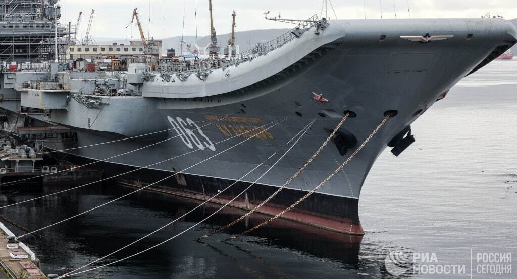 Единственный в военно-морском флоте РФ авианосец "Адмирал Кузнецов" станет в апреле в док для проведения ремонта и модернизации.