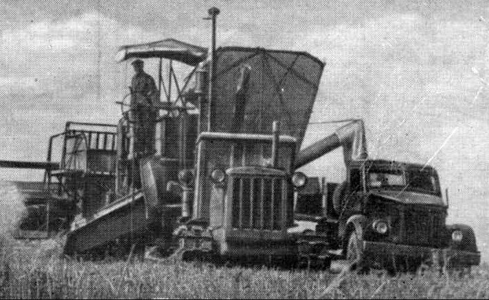 Мой отец брал меня с собой во время уборки на такой комбайн.