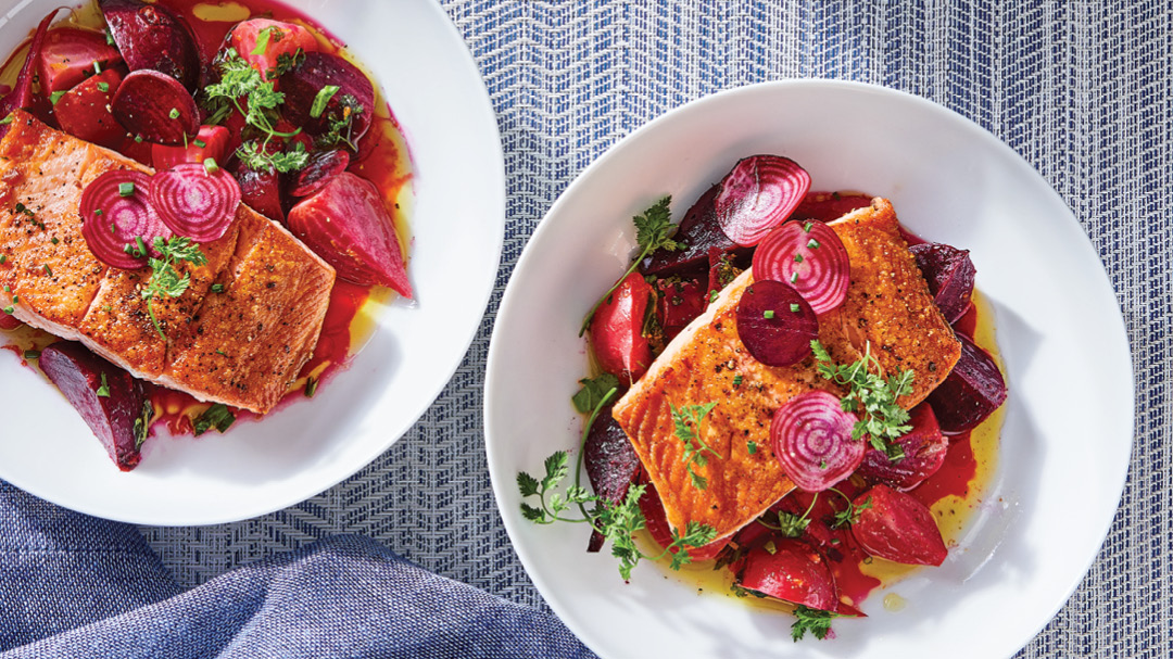 Лосось с жареной свеклой