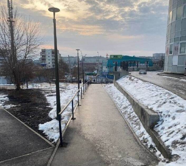 Сегодня утром дождь превратил улицы Иркутска в каток. Оказалось, что такое явление в апреле в Приангарье произошло впервые за 30 лет.