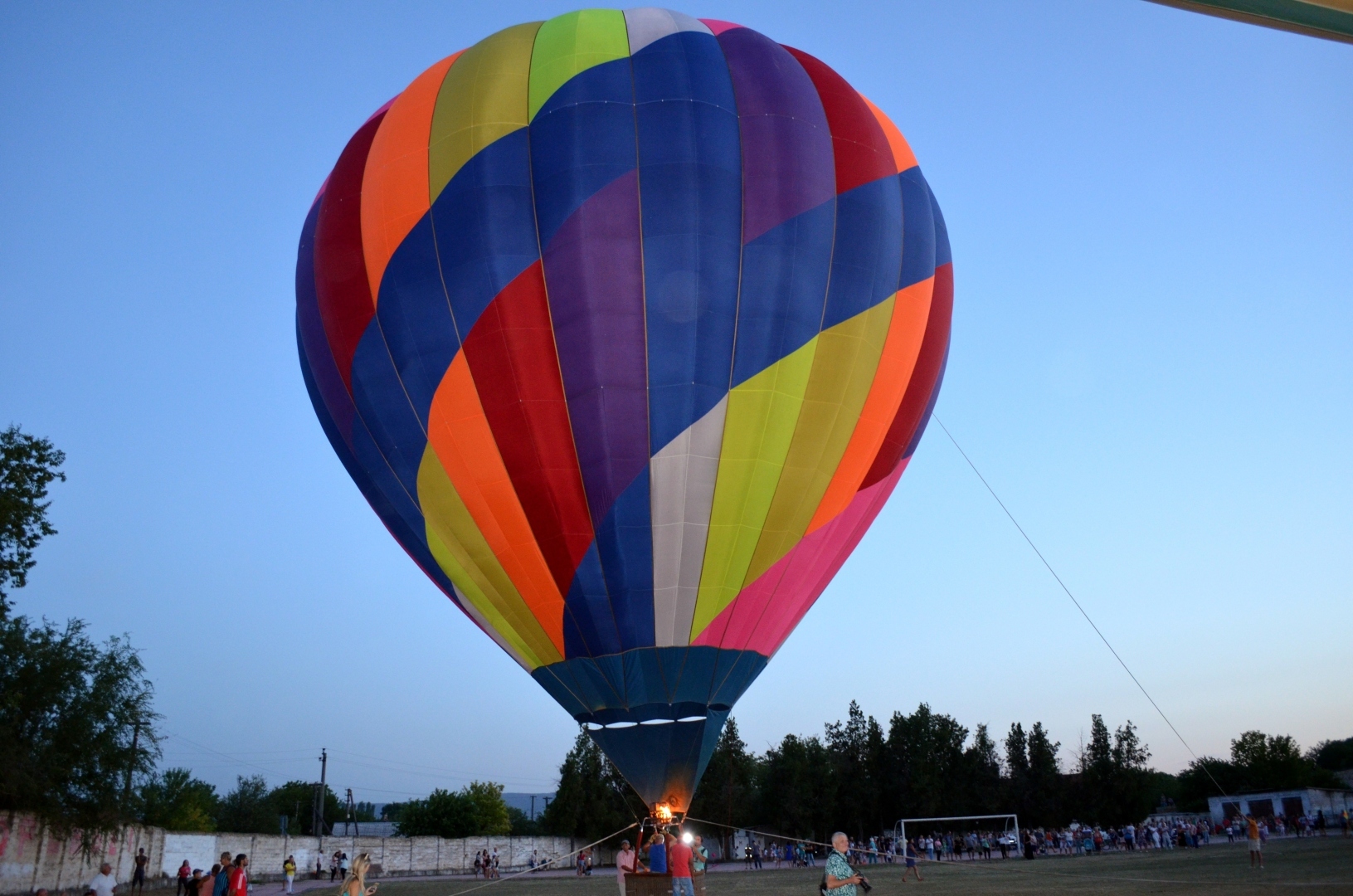 На большом воздушном шаре...