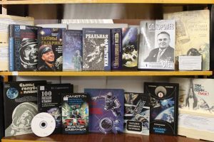 Космос поразительный и загадочный: праздничную выставку откроют в библиотеке для слепых