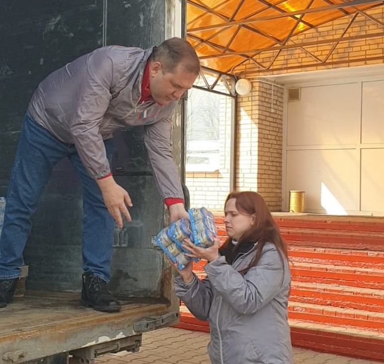 Народный фронт передал почти тонну детского питания в ПВР в Подольске