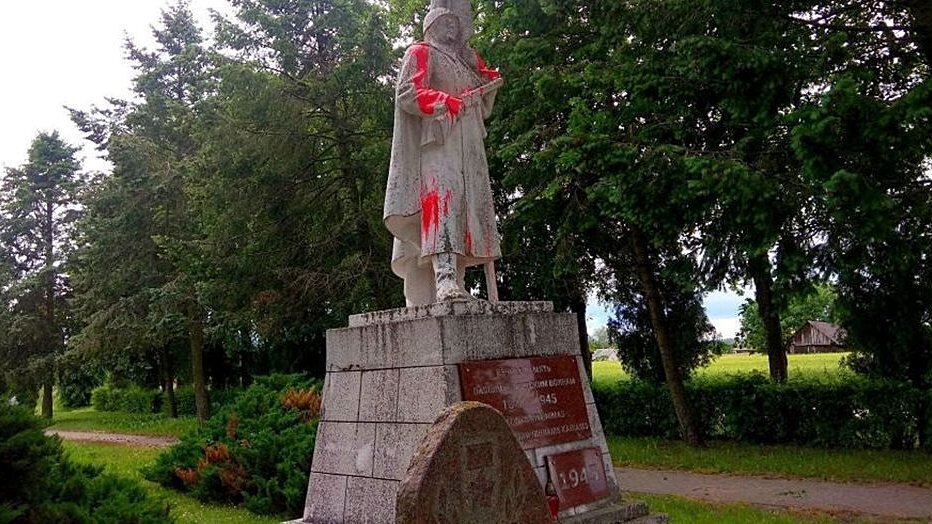 Осквернение памятников. Памятники советским воинам. Памятники Литвы. Монумент воинам. Литва статуя.