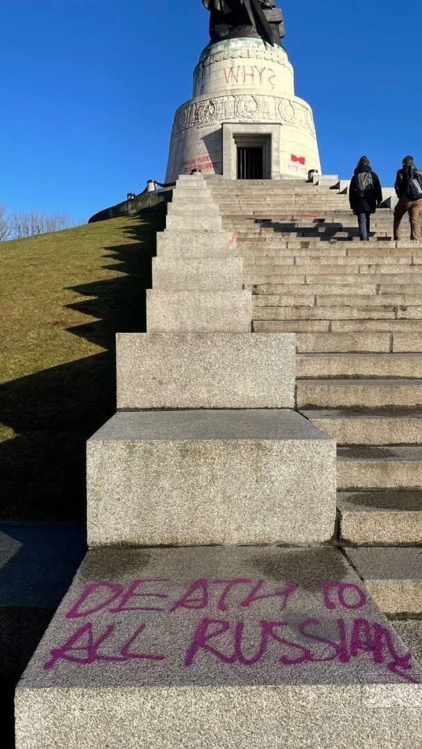 На памятнике советским солдатам в Трептов-парке в Берлине появились антироссийские надписи.