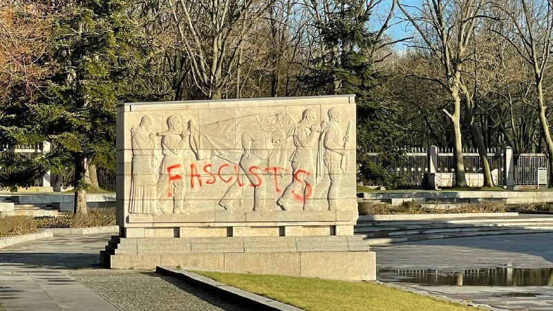 Немецкий вандализм. Ужасное отношение к советским солдатам!