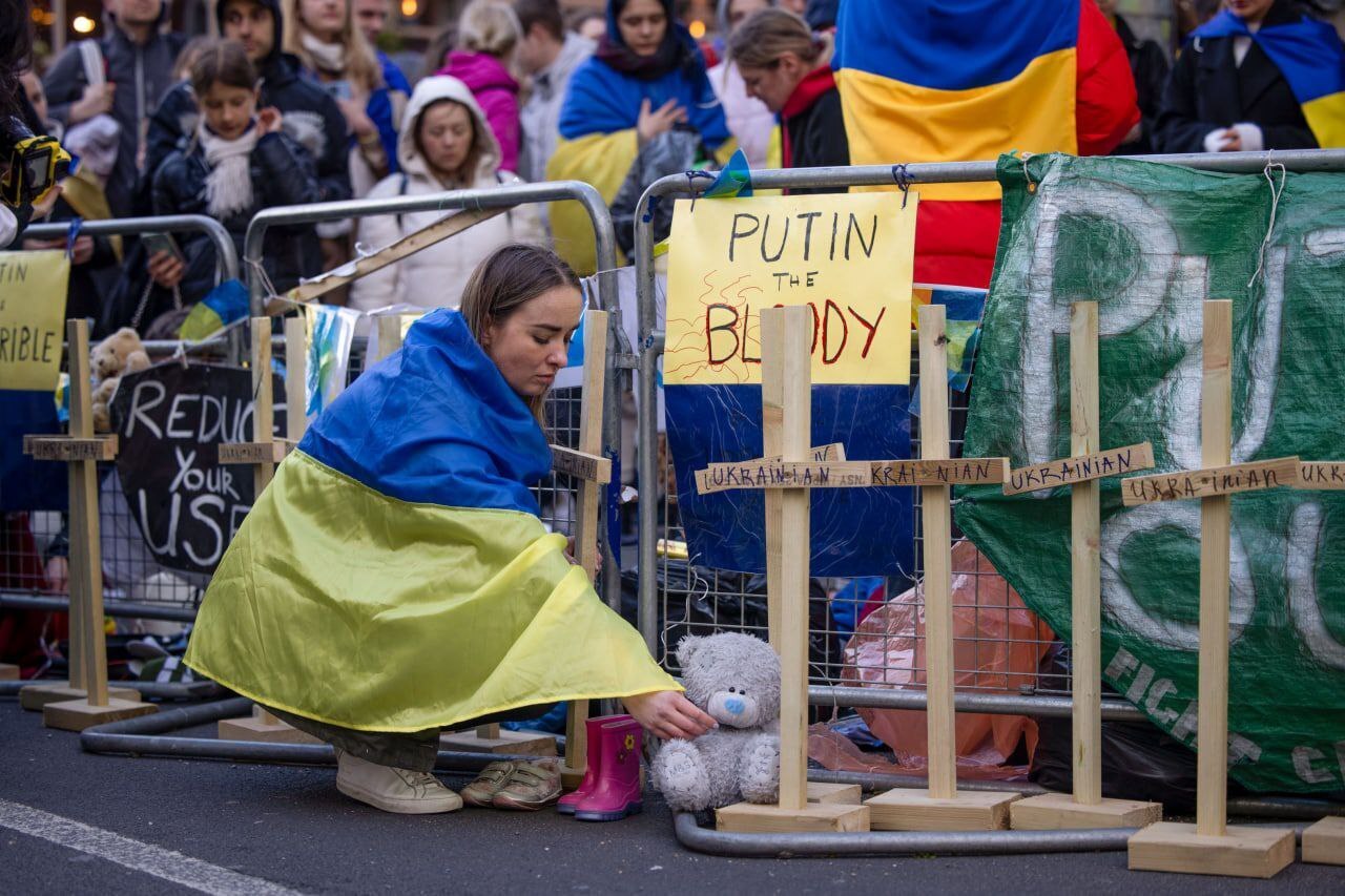 Кадры С Митинга У Российского Посольства В Лондоне