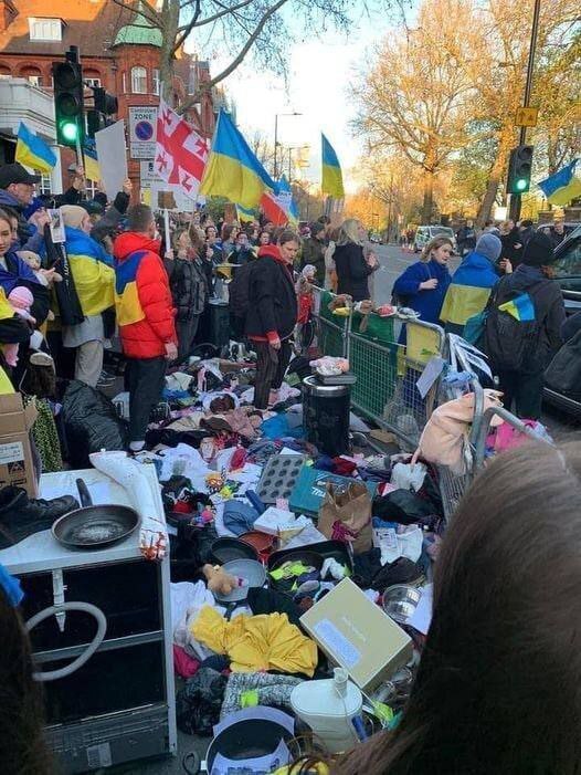 Кадры С Митинга У Российского Посольства В Лондоне