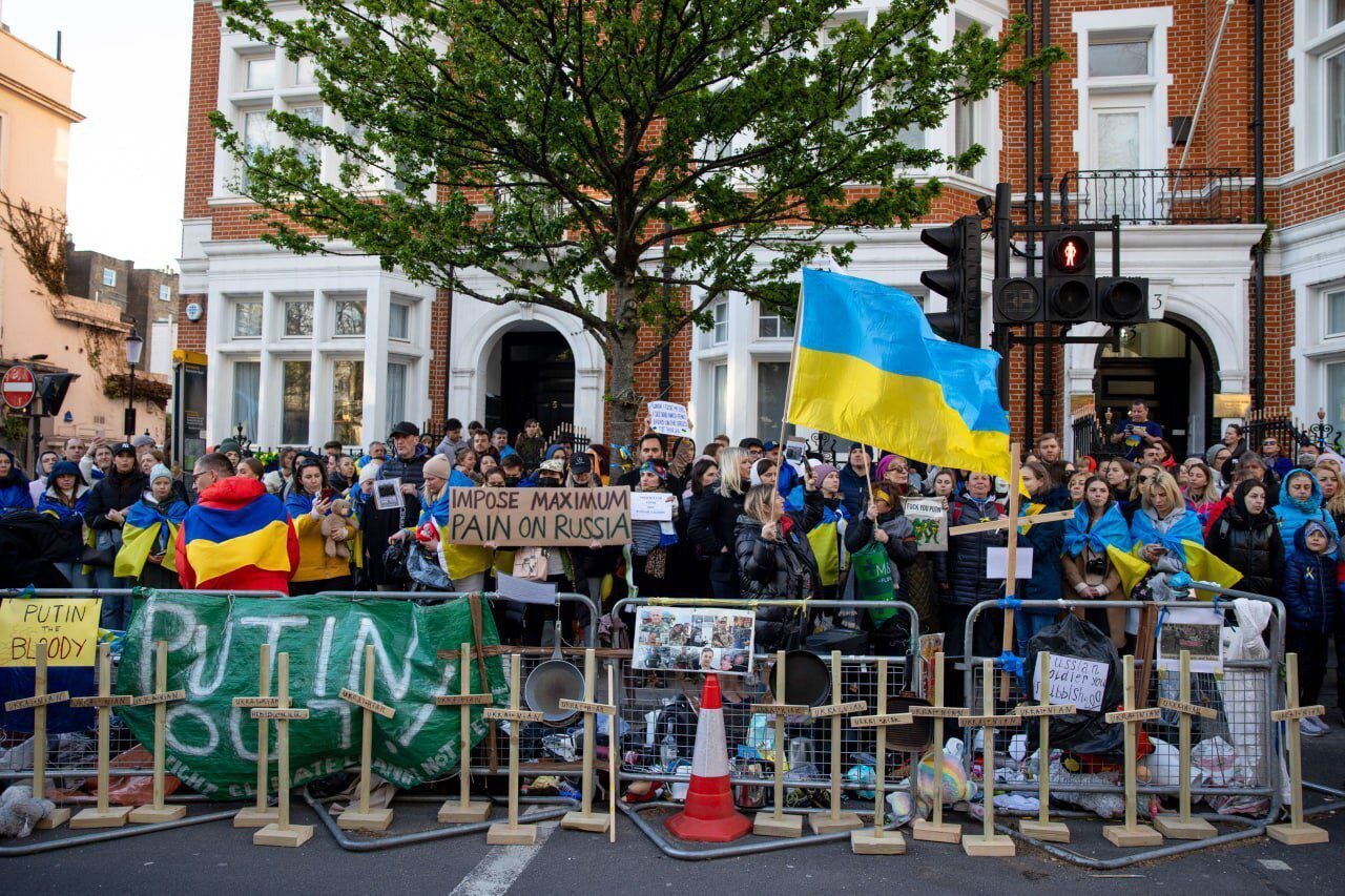 Кадры С Митинга У Российского Посольства В Лондоне
