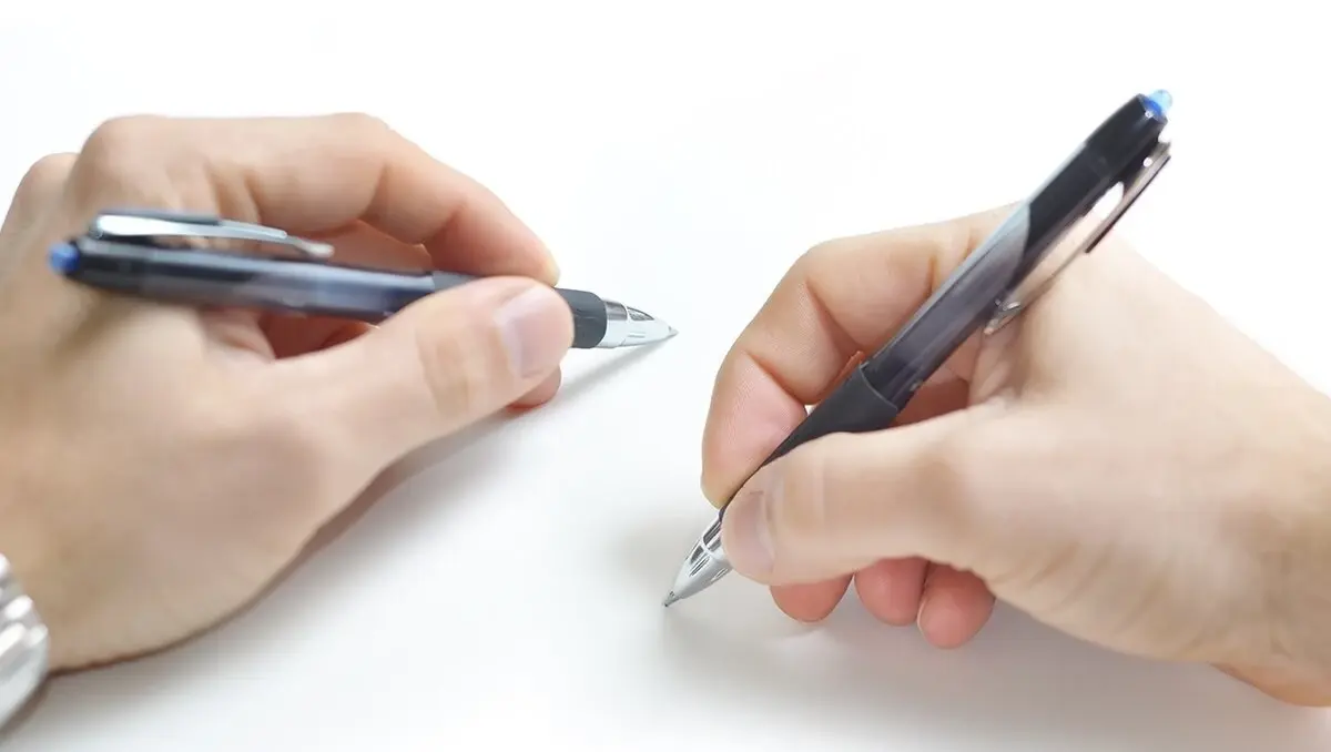 Человека, который владеет одновременно хорошо и правой, и левой рукой?