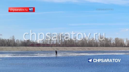 Проплывающего на льдине молодого человека спасатели доставили на берег