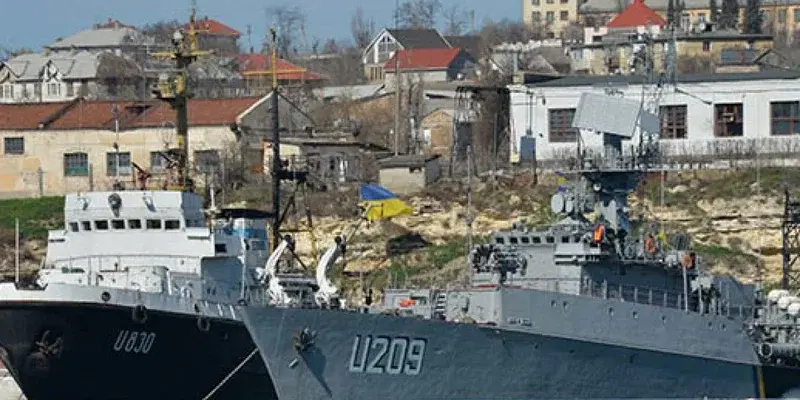 Новости С кораблей, в порту Мариуполя заблокированных в порту , эвакуировали 47 человек.