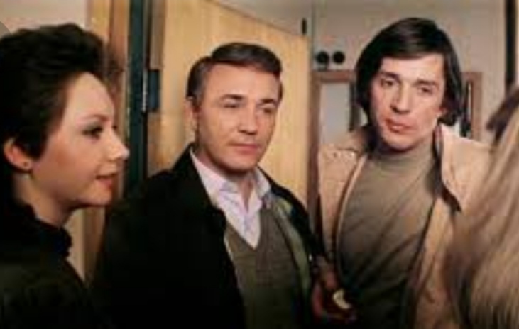 Герою какого фильма пренадлежит фраза: "Я конферансье и художественный руководитель ВИА "Неунывающие децибелы", а друзья мои коллеги."