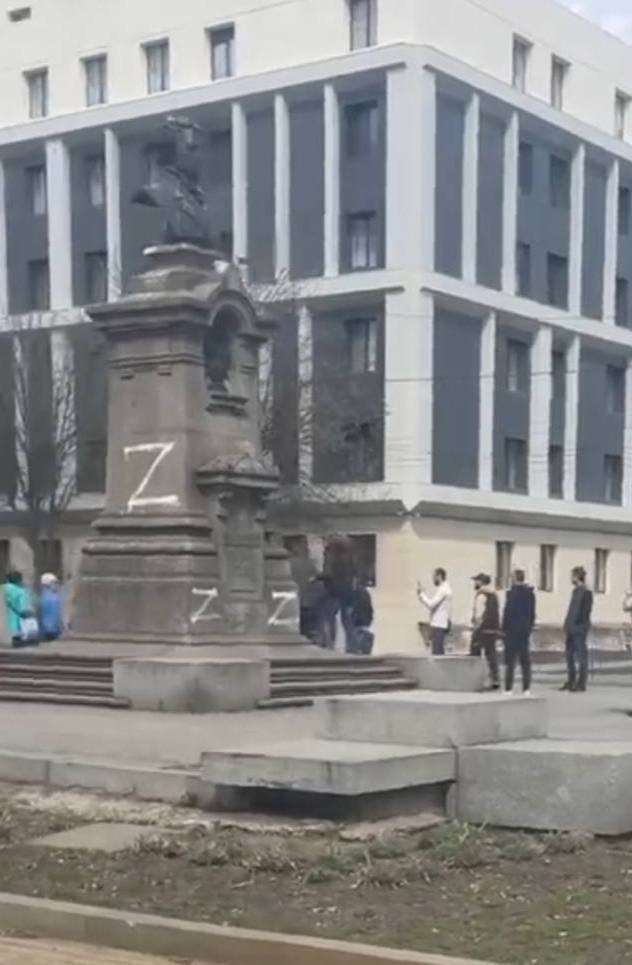 ⚡️В Днепропетровске кто-то нарисовал на памятнике Пушкину букву Z