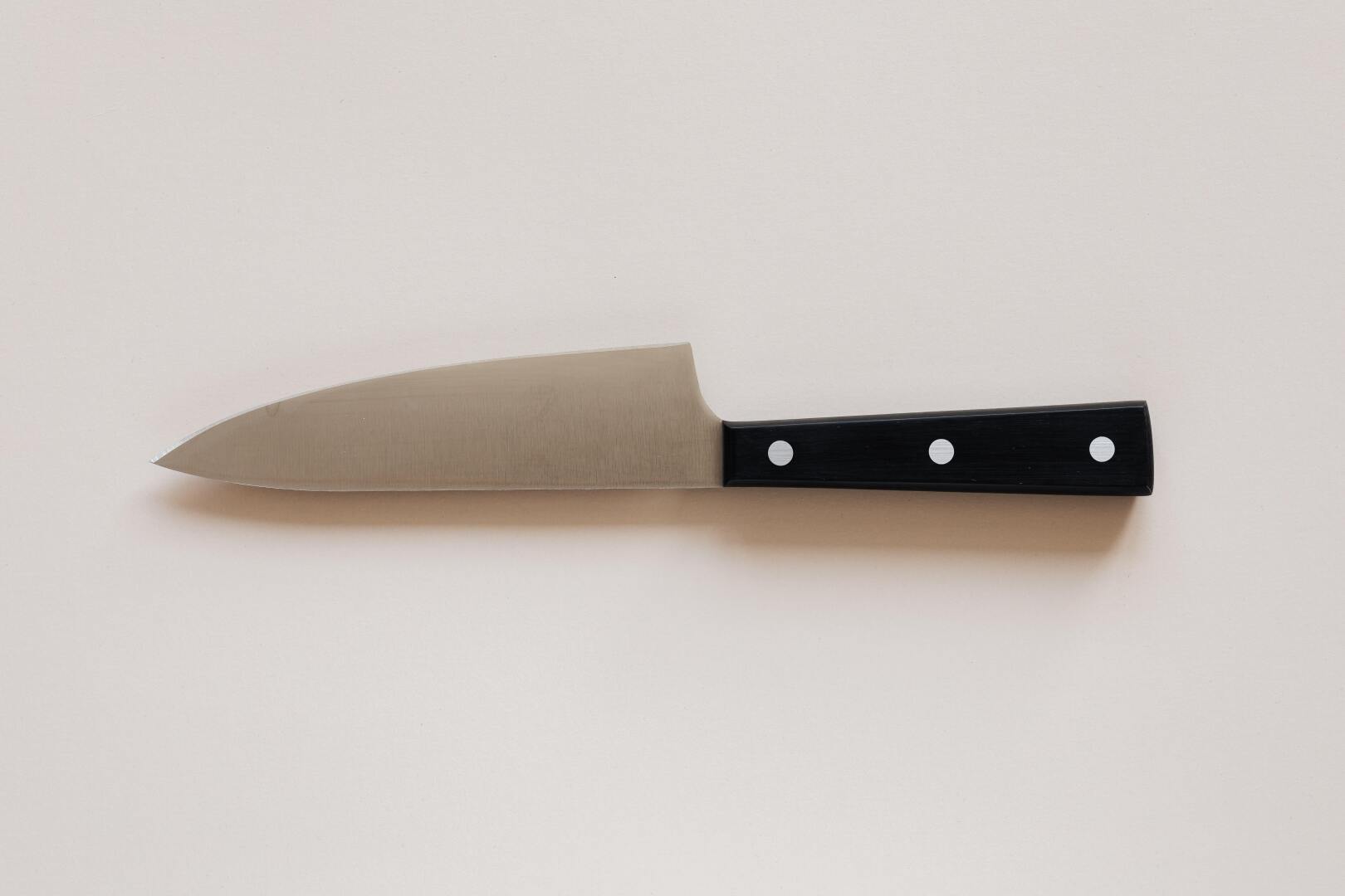 Курьер показал с ножом женщине, что именно ему не нравится