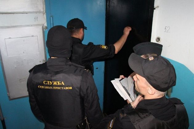 Могут ли приставы наложить арест на единственное жилье: простыми словами о сложном: Арест и взыскание – не одно и то же? Что приставы могут забрать?