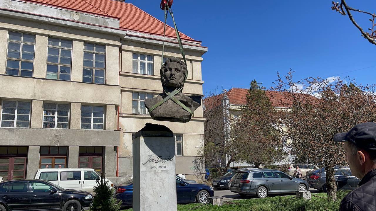 Пушкина снесли на улице им. Пушкина.