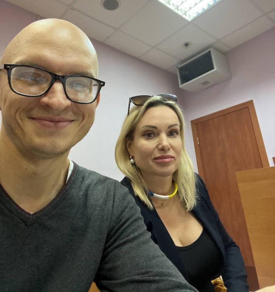 Марина Овсянникова, девушка с плакатом с "Первого канала", получила работу в газете Die Welt (ФРГ). Марина Овсянникова - это: