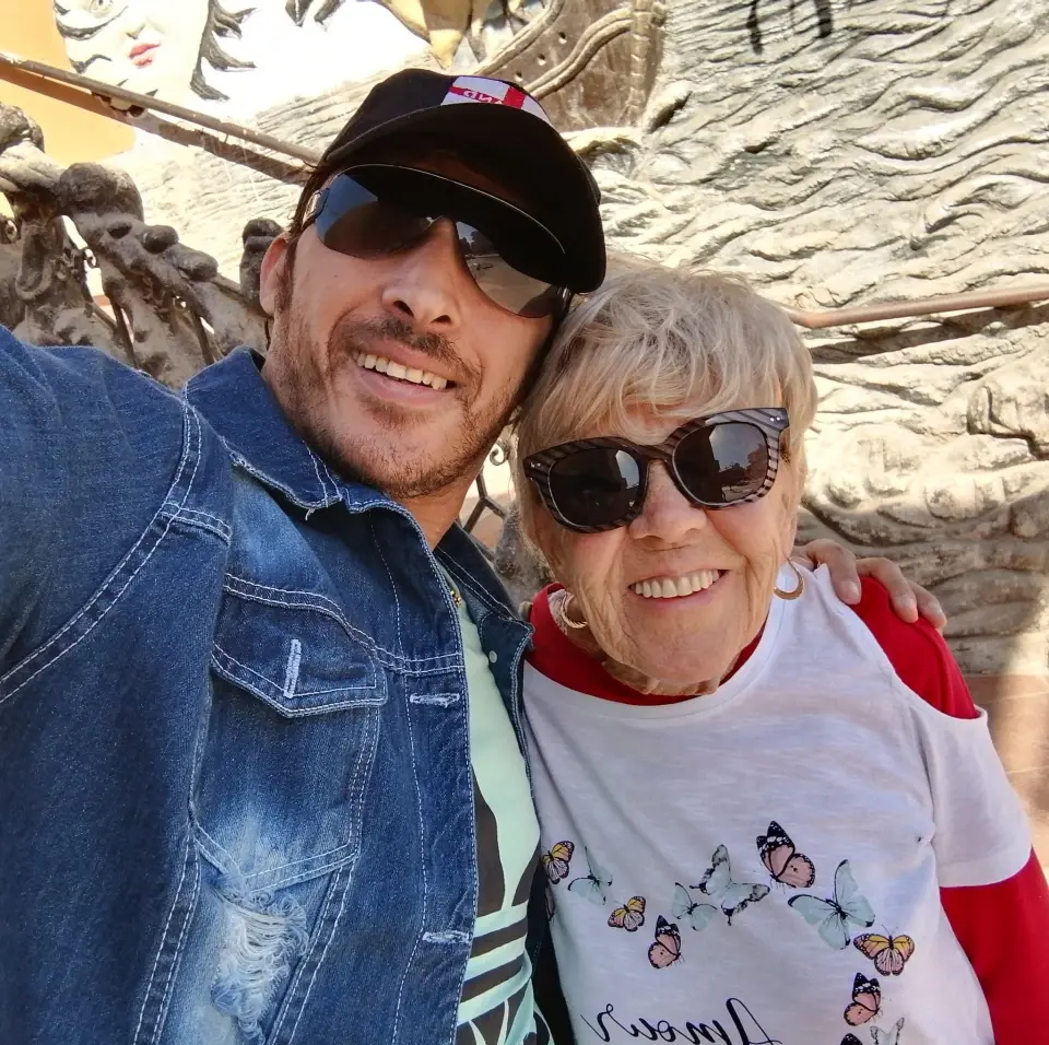 Ей - 82 года, ему — 36! Любовь на закате жизни: счастливый брак или пенсионерка попала в лапы брачного афериста? Разбираемся в ситуации