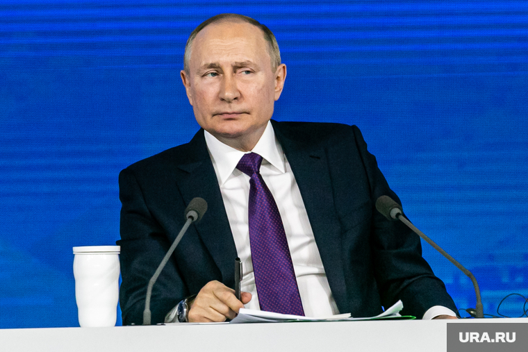 Путин поручил увеличить пенсии и зарплаты