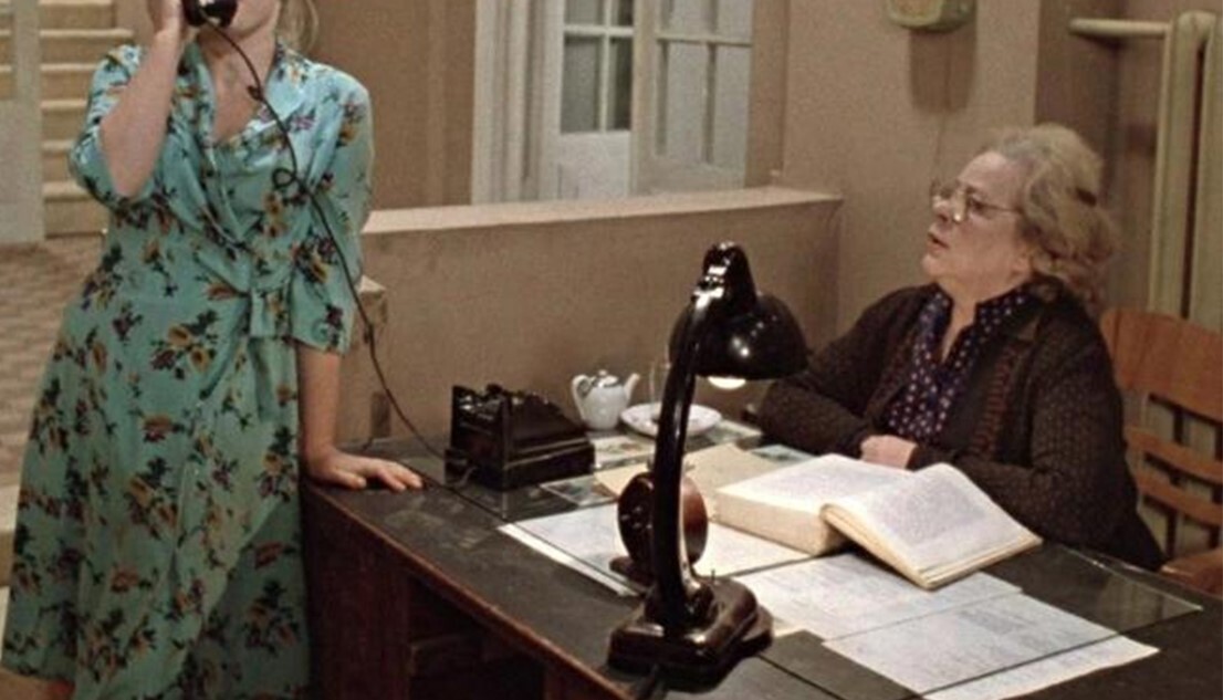 — Хэллоу, общежитие слушает… Да! Кто? Р...ф с телевидения? У нас бабушка шутит, к нам сейчас гости из Риги приехали, она нашу квартиру ...