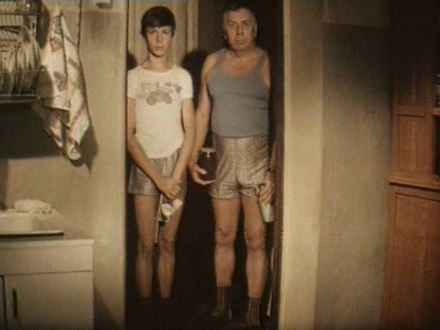 Герои фильма – три поколения Луковых (дед, сын, внук). Одна из главных линий фильма – борьба с бульдозером, который намерен снести деревянный домик...