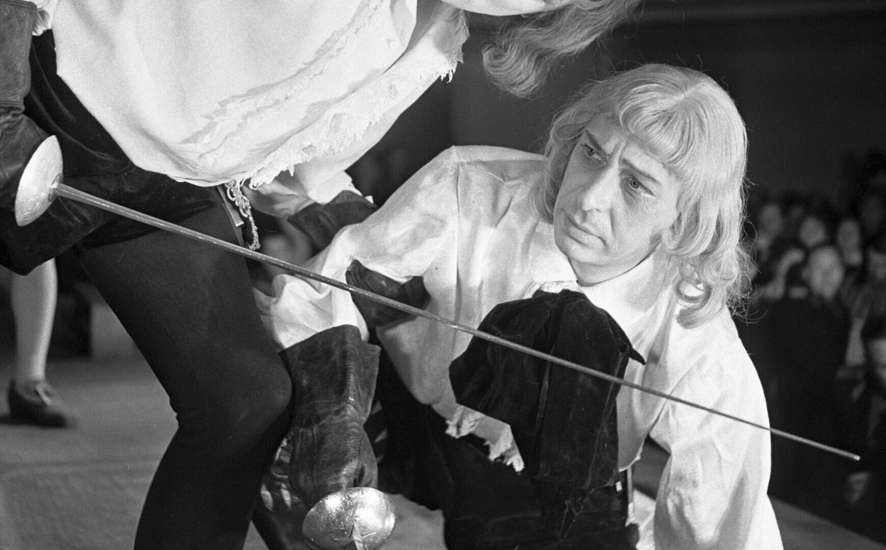 Слушайте, прекратите отсебятину! Во времена Шекспира не было сигарет «Друг», не было! И потом, почему вы перешли на прозу? - Из какого фильма фраза?