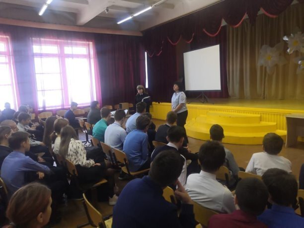 13 апреля, в нашей школе, в рамках операции "Дети России" побывали и выступили перед учащимися 7-9 классов инспектор по делам несовершеннолетних 