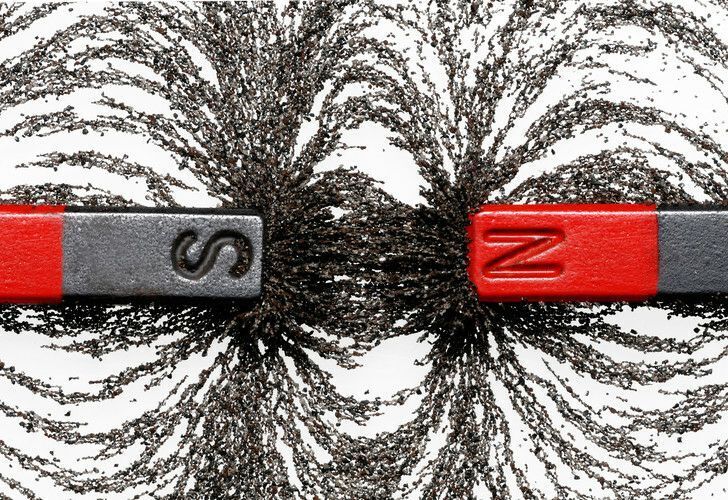 Какие металлы, кроме железа, притягиваются магнитом?Ответ: ФерромагнетикиОсобенность железа в том, что в магнитном поле внешние электроны ...