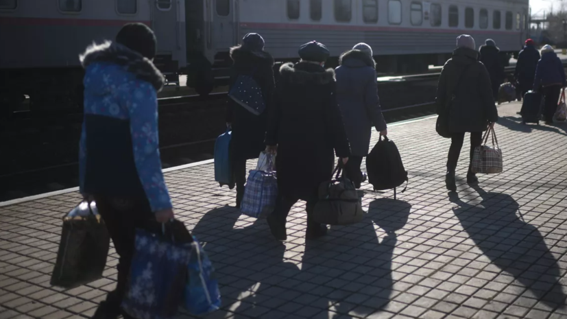 Политолог поддержал идею временно освободить беженцев из ЛНР и ДНР от подоходного налога.