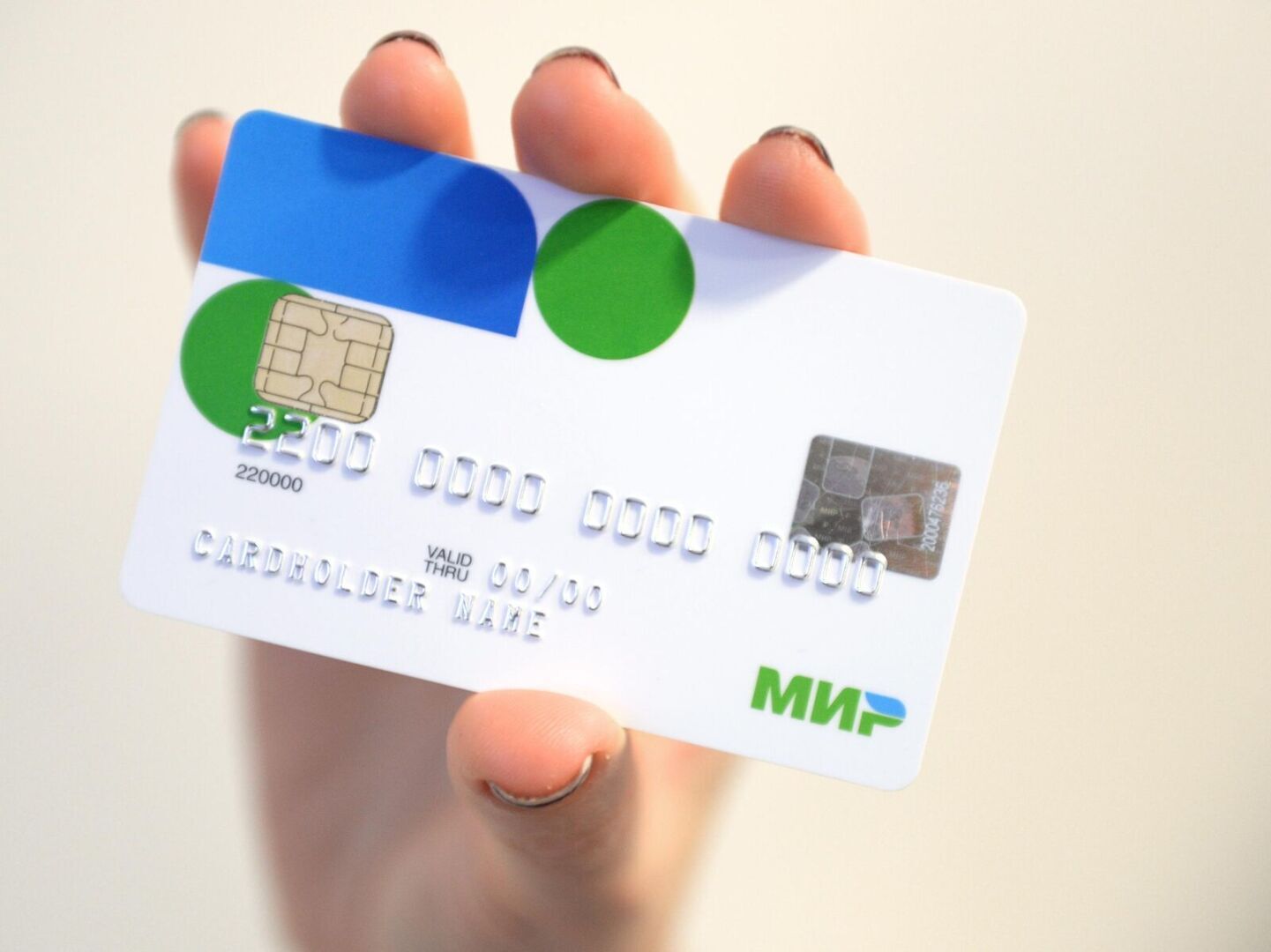 Как открыть иностранную карту в России: платежные системы Visa, MasterCard и UnionPay, где можно платить в апреле 2022 года, банки и МИР под санкциями