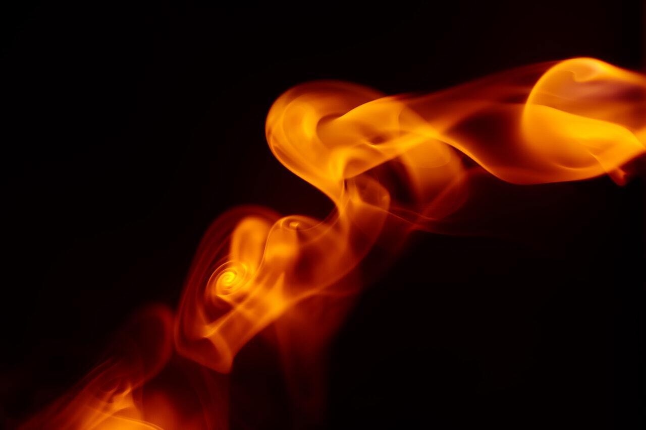 Дом многоквартирный в Иркутске загорелся, возможно, из-за майнинга