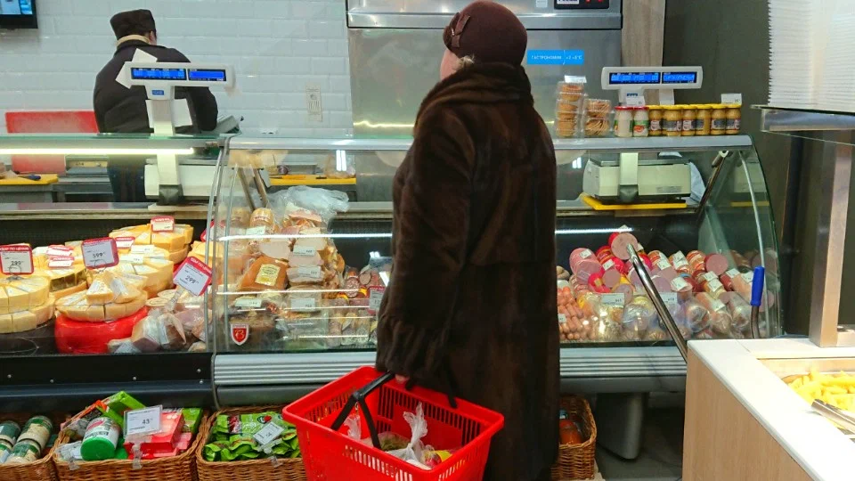 Что делать, если кассир пробил чек на большую сумму, чем указано на ценнике: новые советы Роспотребнадзора