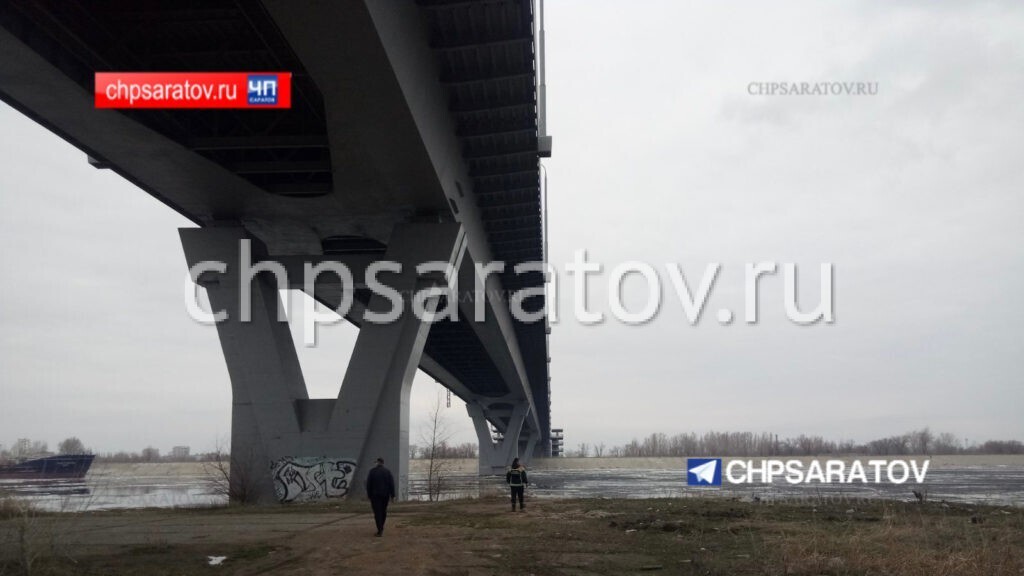 В Балаково с моста упал мужчина